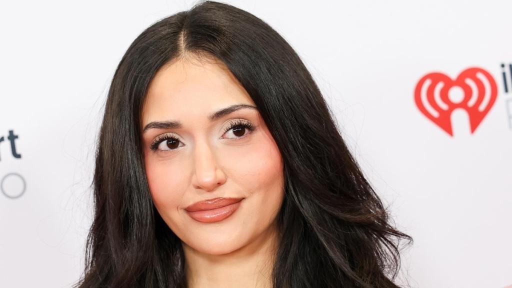 Leah Kateb Joins 2016 Throwback Trend With Bold Bodysuit Photo