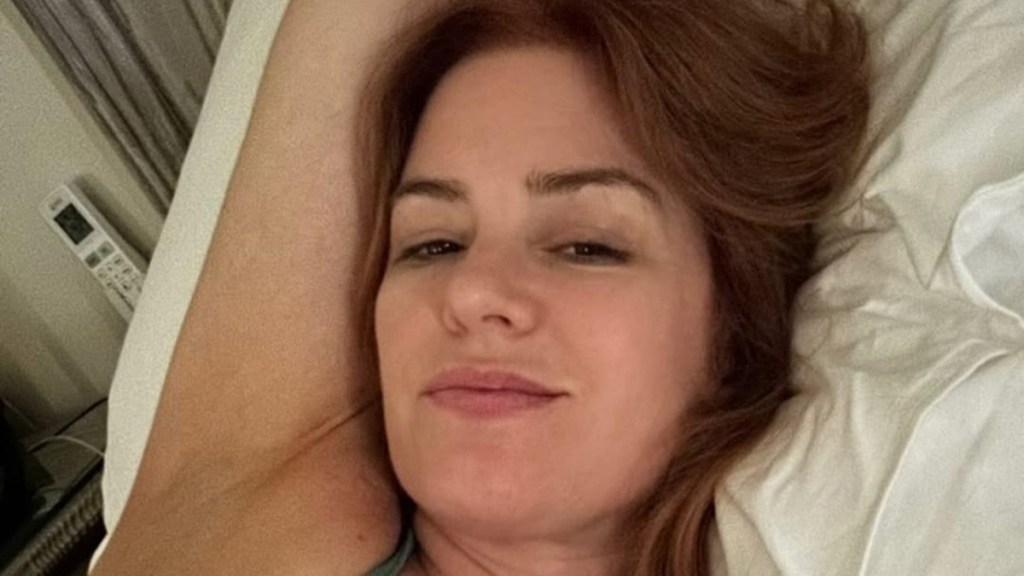 Bikini-Clad Isla Fisher Posing in Bed Is Must See
