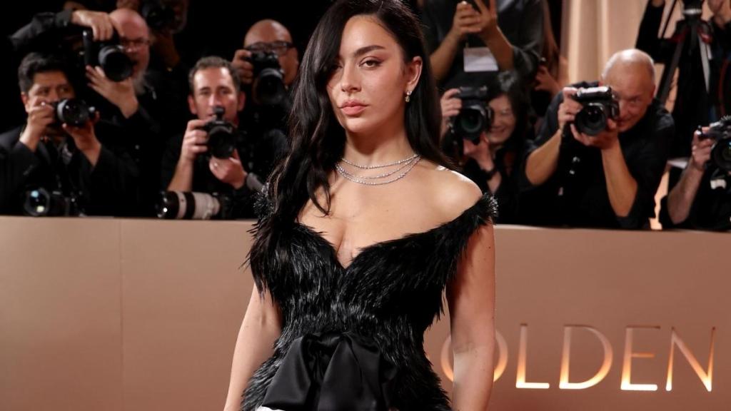 Charli XCX’s Eye-Catching Selfie in a Statement Top Steals the Spotlight