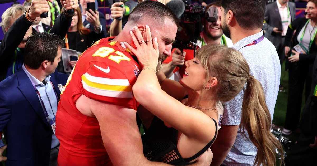 Taylor Swift &amp; Travis Kelce Make PEOPLE Special Edition Cover