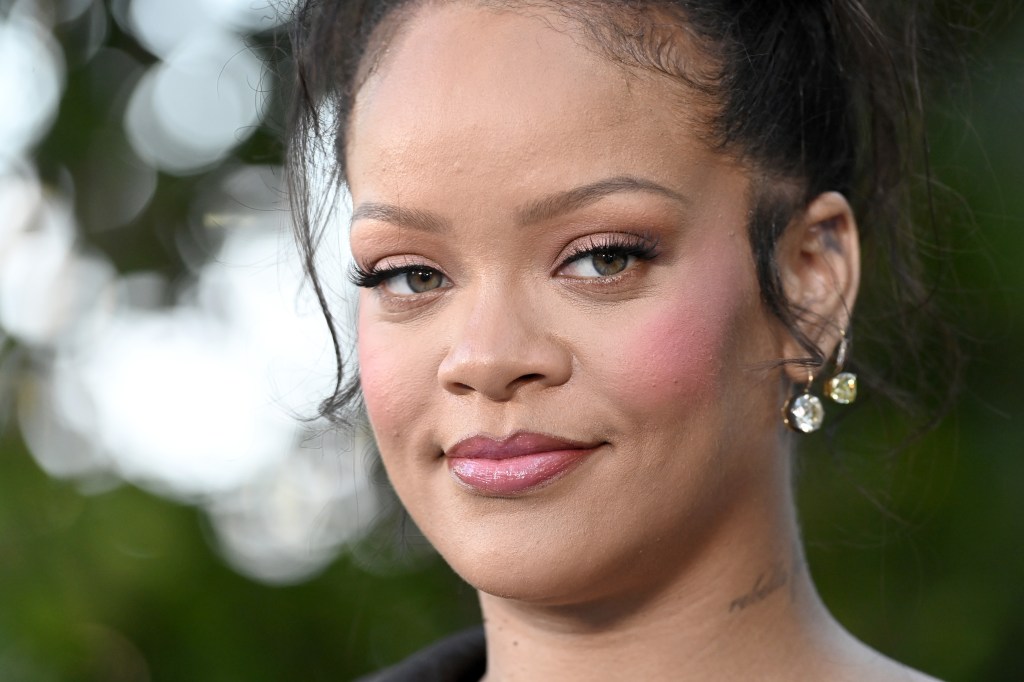 Rihanna lingerie photos