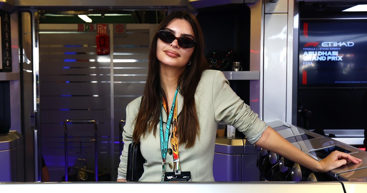 Emily Ratajkowski Poses in Bra Top in Throwback Snap