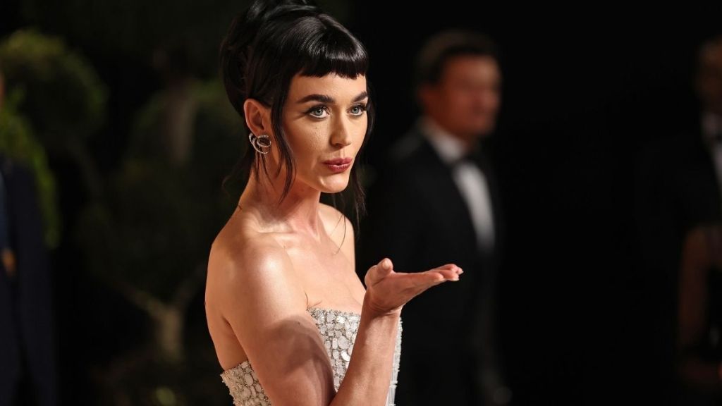 Katy Perry Winks at Justin Trudeau To Show Support in Viral Video