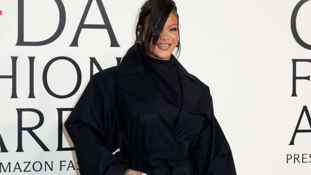 Rihanna’s Black Shorts & Tee Look Is as Relaxed as It Can Get