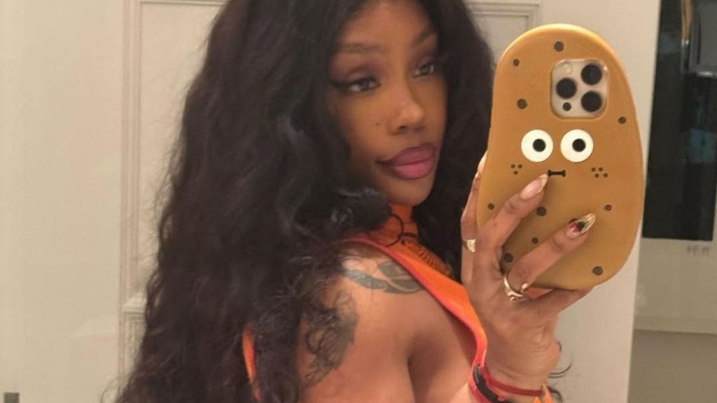 SZA’s White Thong Mirror Selfie Is Hard to Look Away From