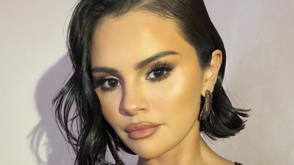 Selena Gomez Shows Off Effortless Glam in New Selfie