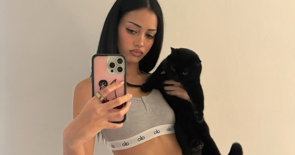 Lingerie-Clad Cindy Kimberly Nails Pole Dancing in Video