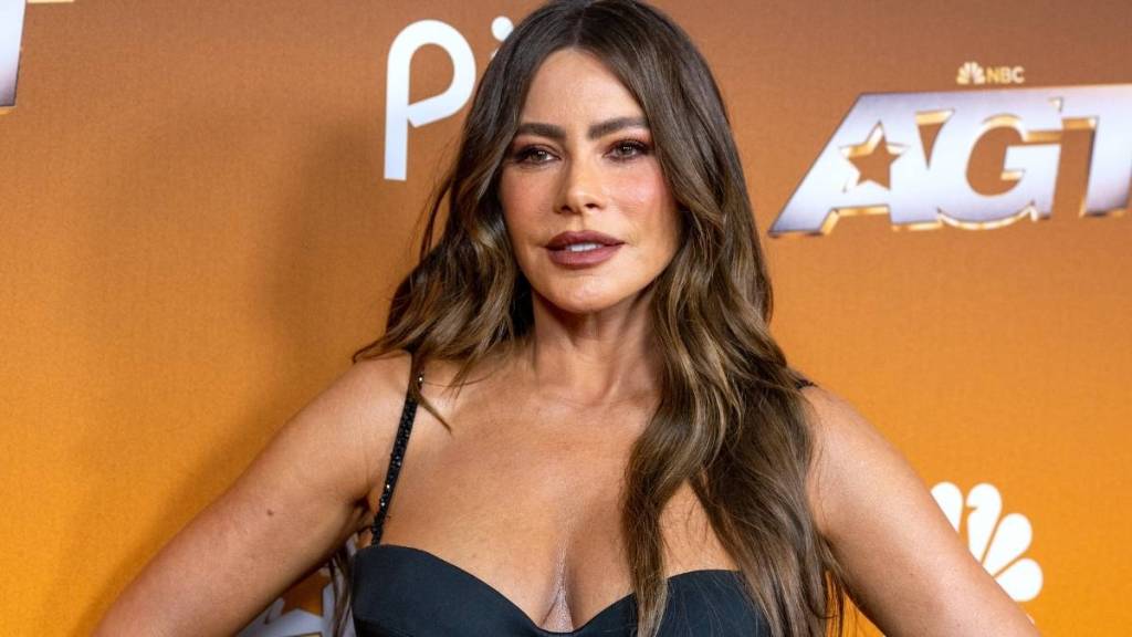 Sofia Vergara Shows How It's Done in Low-Cut Top