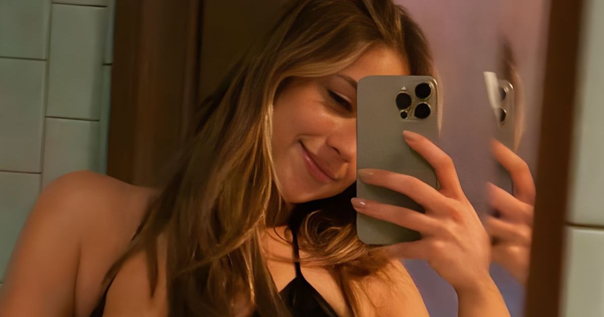 Tate McRae’s Cami Top Looks Stunning in Unzipped Jacket Selfie