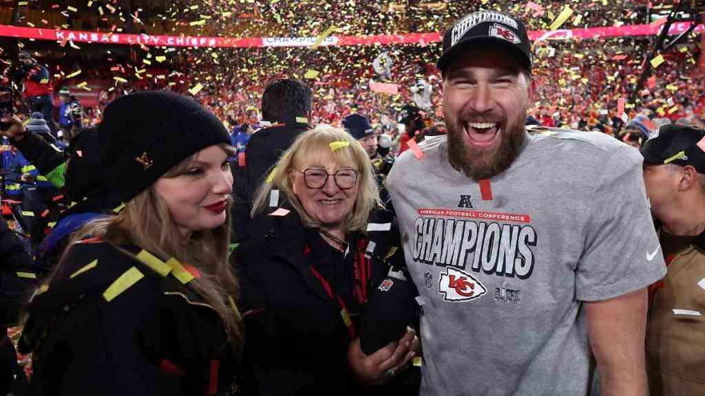 Taylor Swift, Travis Kelce, Donna Kelce
