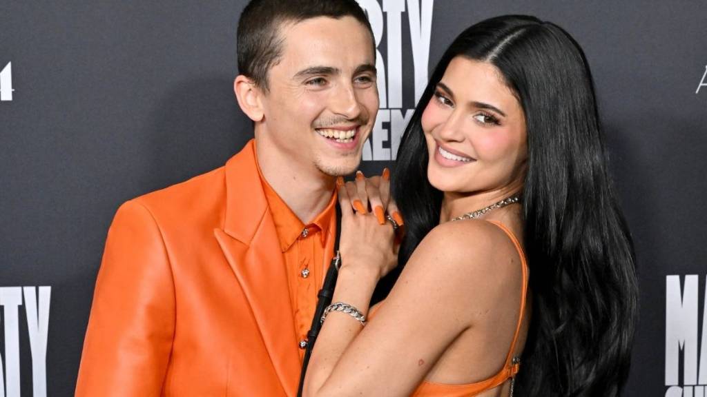 Timothee Chalamet Helps GF Pick Bikinis in Mexico