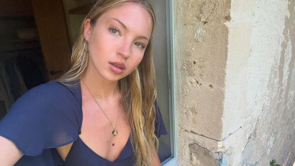 Lila Moss' Bikini Photo Flaunts Perfectly Toned Abs