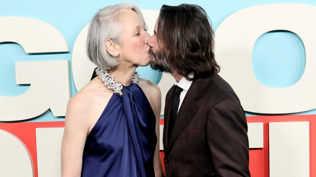 Keanu Reeves Kisses 52-Year-Old Girlfriend Under Christmas Tree