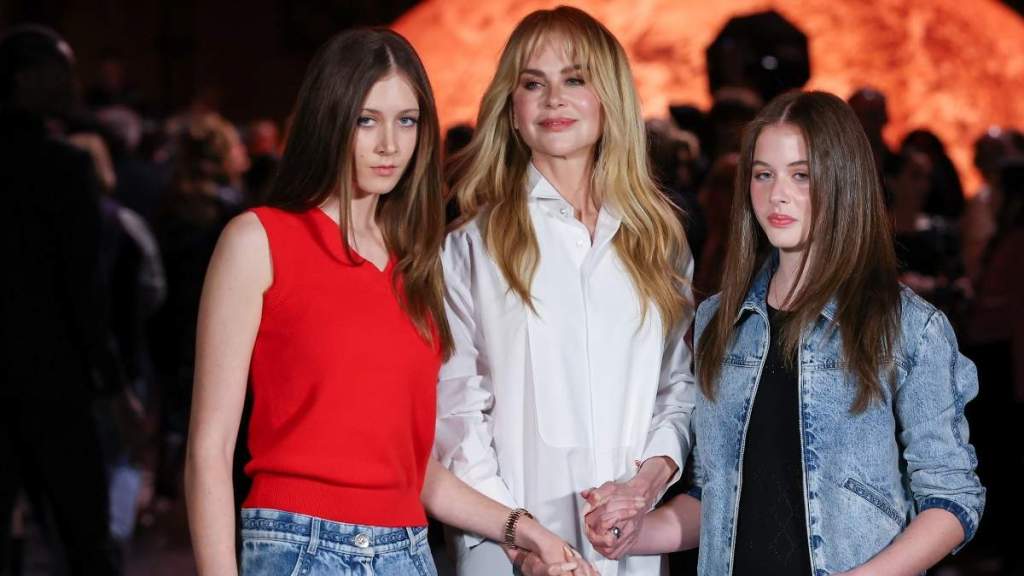 Nicole Kidman’s Daughters Showing Loyalty to Mom Amid Split — Source