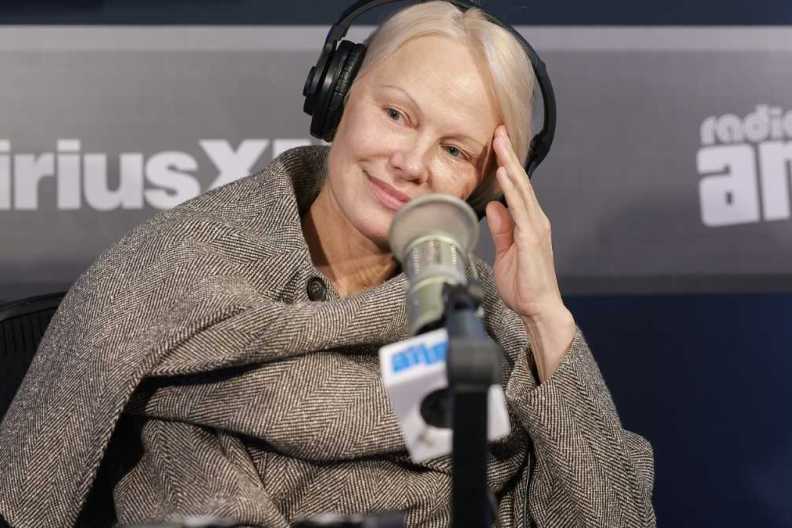 Pamela Anderson Considering Reconcile With Ex Tommy Lee — Source