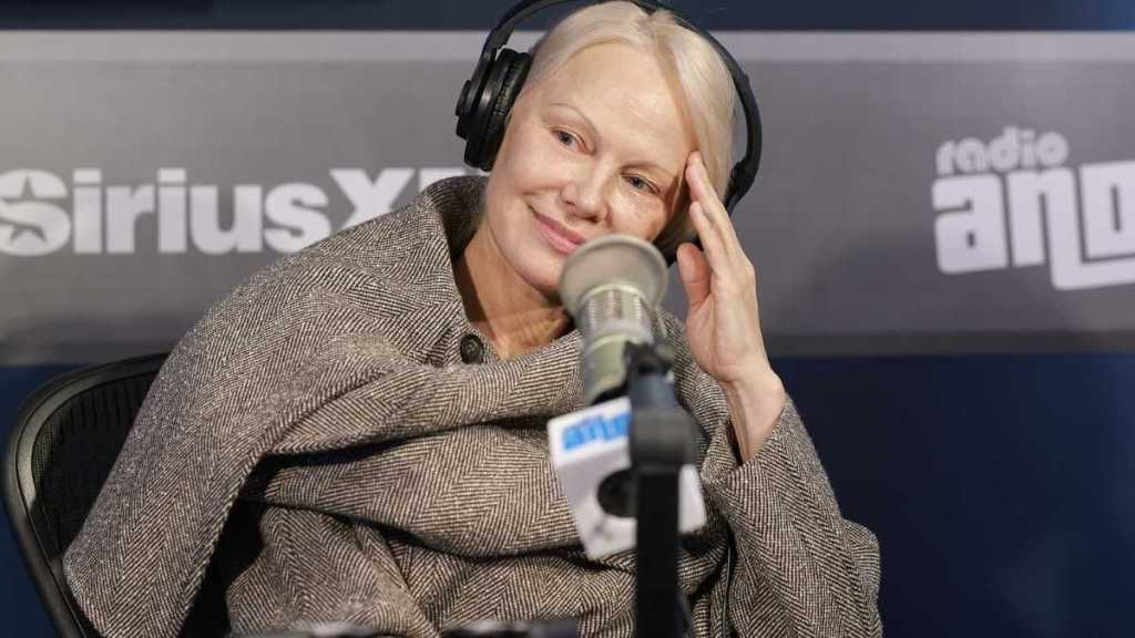 Pamela Anderson Considering Reconcile With Ex Tommy Lee — Source