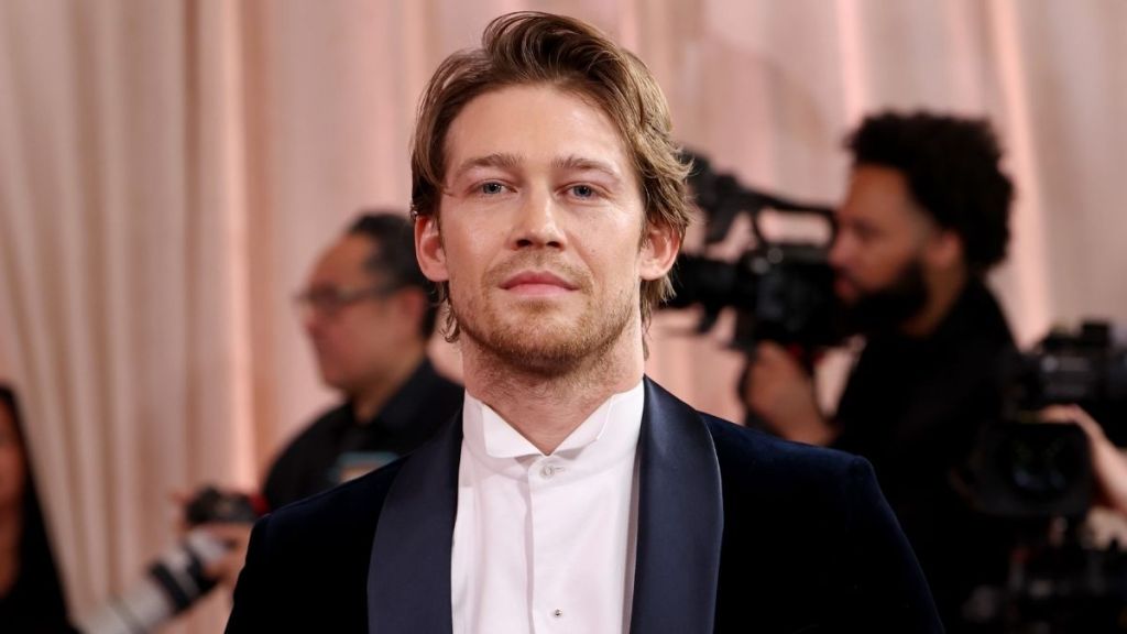 Taylor Swift's Ex Joe Alwyn Suffers Wardrobe Malfunction at Golden Globes