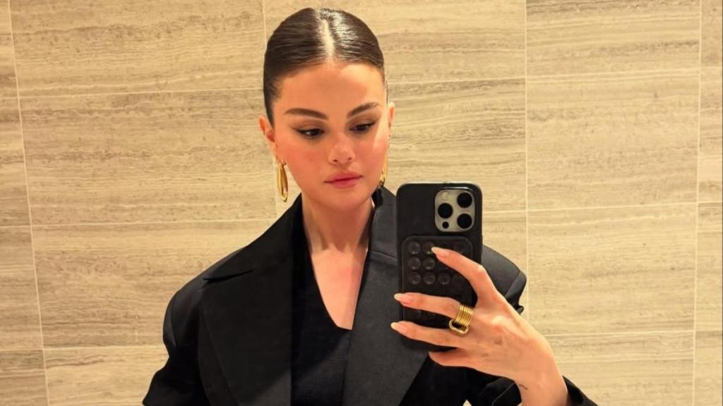 Selena Gomez in Strapless Black Dress Is So Regal