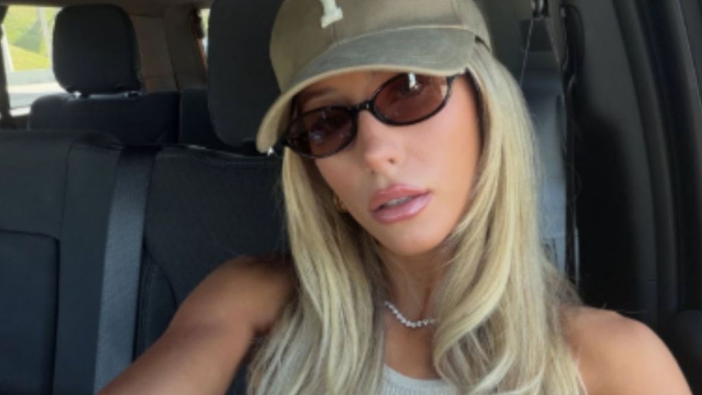 Alix Earle Flaunts Chiseled Abs in Red Bikini Look