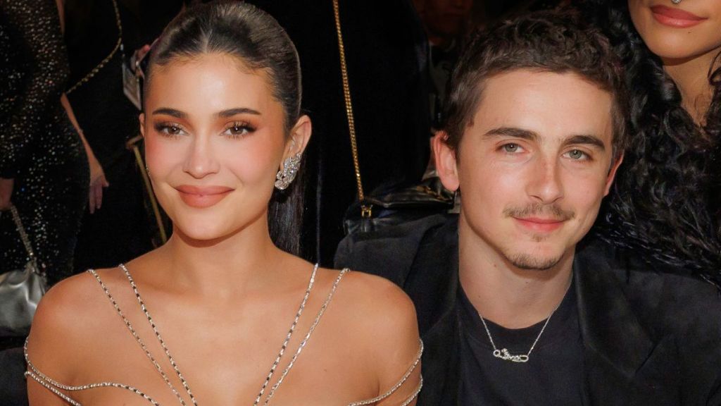 Kylie Jenner Poses With Boyfriend's Golden Globes Amid Snub Rumors