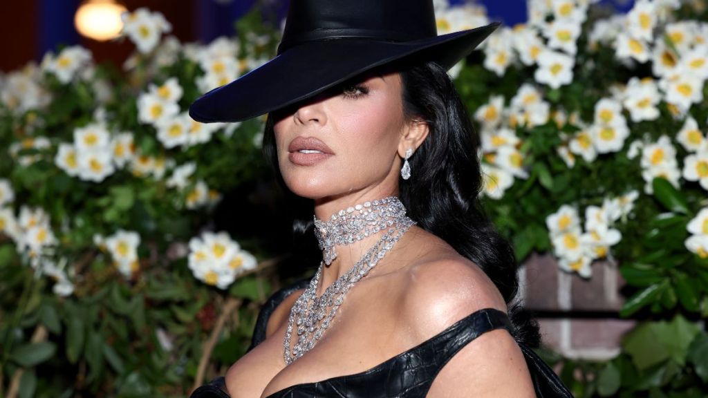 Kim Kardashian Is Nearly Unrecognizable in All-Black Aspen Fit