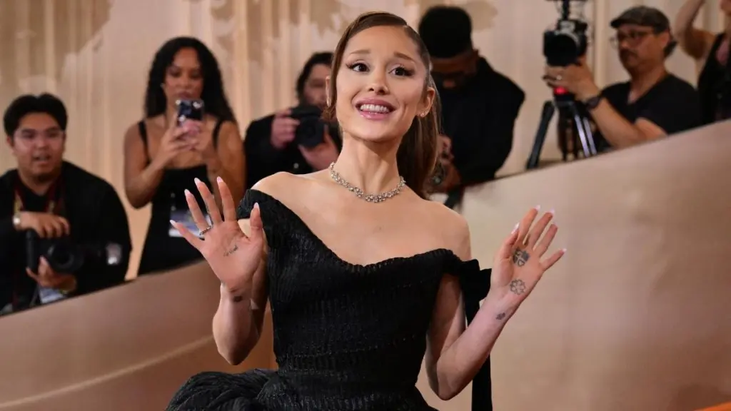Ariana Grande Pokes Fun at Vogue's Photoshop Fail Giving Her 6 Fingers