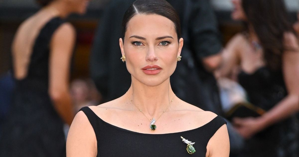 Adriana Lima’s Victoria’s Secret Photos Show Just the Thing for Your Fav Tee