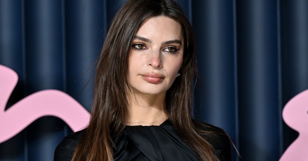 Emily Ratajkowski Strikes a Pose in Head-Turning Crop Top for Oner Active