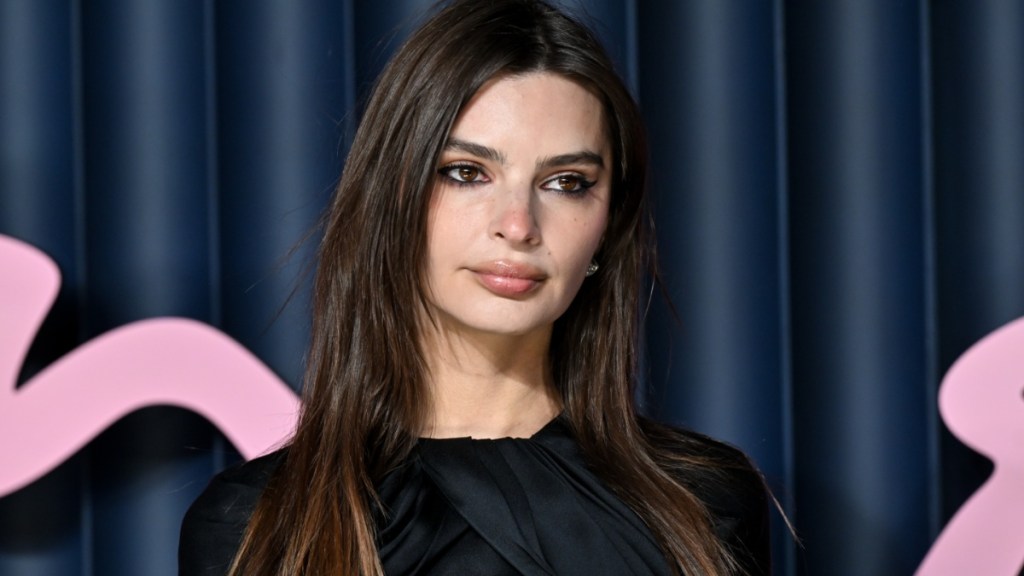 Emily Ratajkowski Strikes a Pose in Head-Turning Crop Top for Oner Active