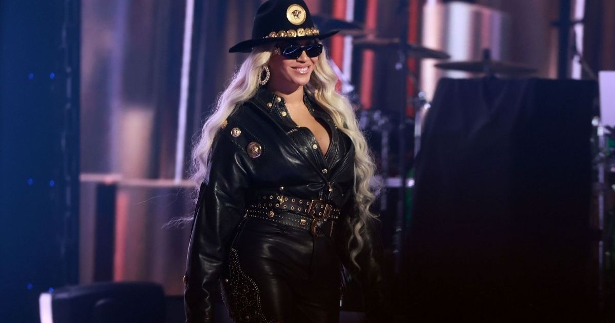 Beyonce’s Trench Coat Look Turns Heads for Super Bowl