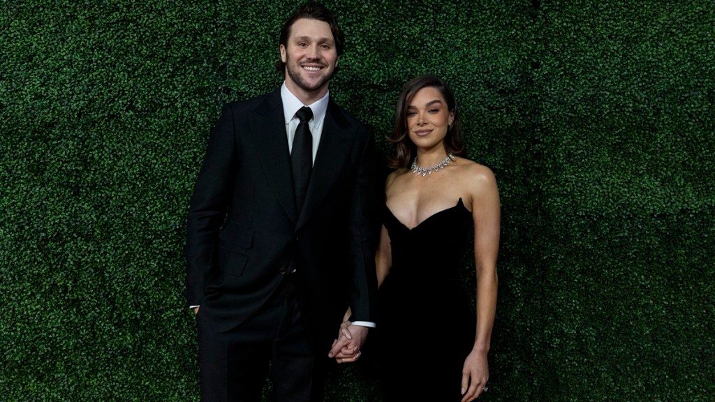 Hailee Steinfeld josh allen