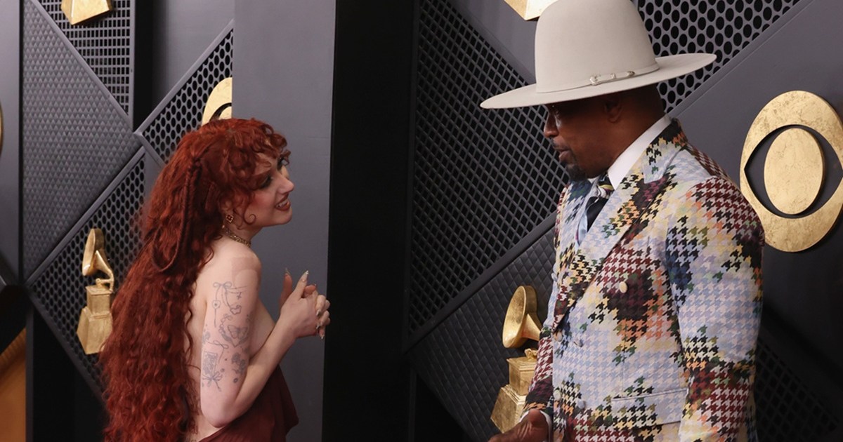 Chappell Roan’s Grammys Dress Moment Seemingly Interrupted by Jamie Foxx