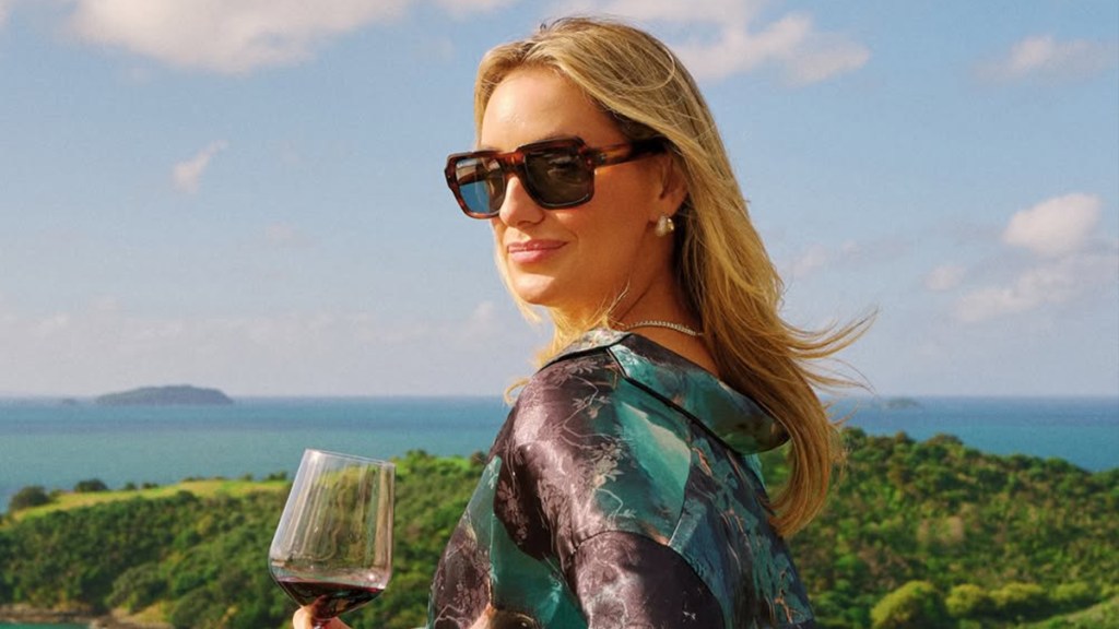 Lainey Wilson Rocks Breezy Teal Look During New Zealand Tour