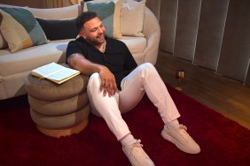 Devonta Anderson sitting in the pods on Love Is Blind Season 10