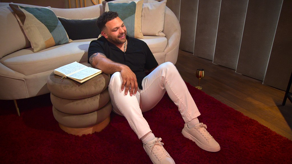 Devonta Anderson sitting in the pods on Love Is Blind Season 10