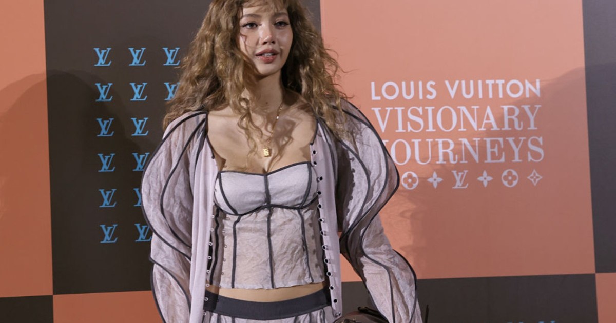 BLACKPINK’s Lisa Commands Attention in Micro Skirt Paired…