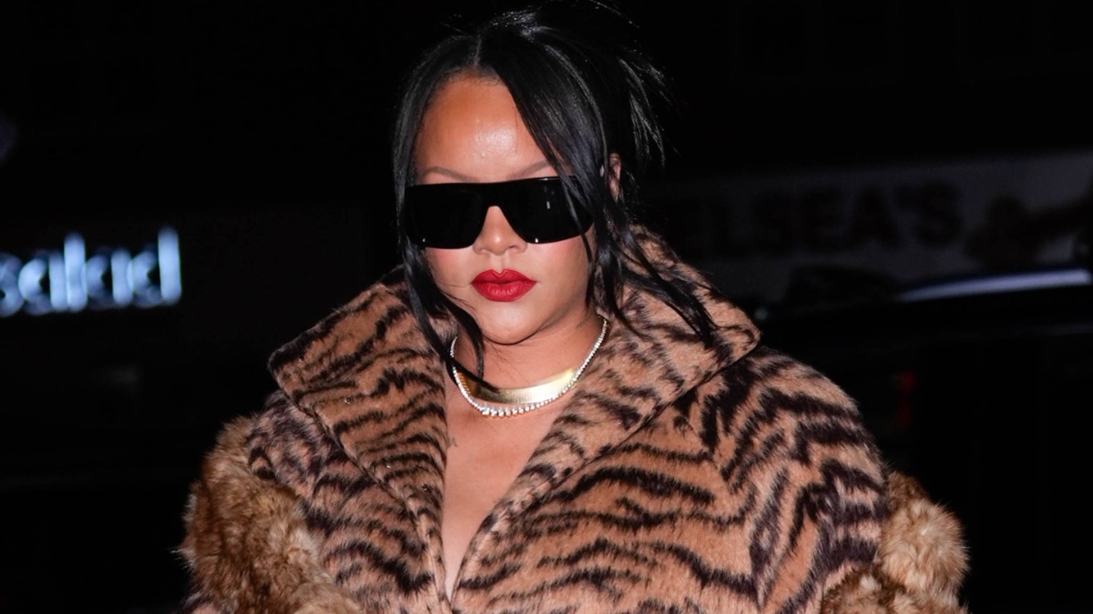 Rihanna Teases New Music in Studio & Fans Can't Keep Calm