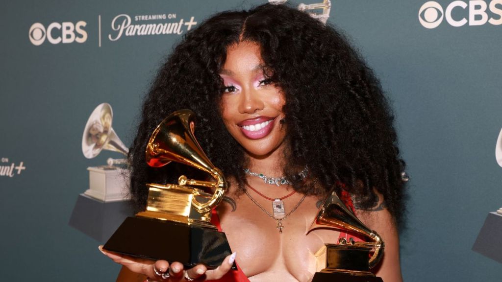 SZA Steps Onto the Grammys Carpet in Bold Red Dress