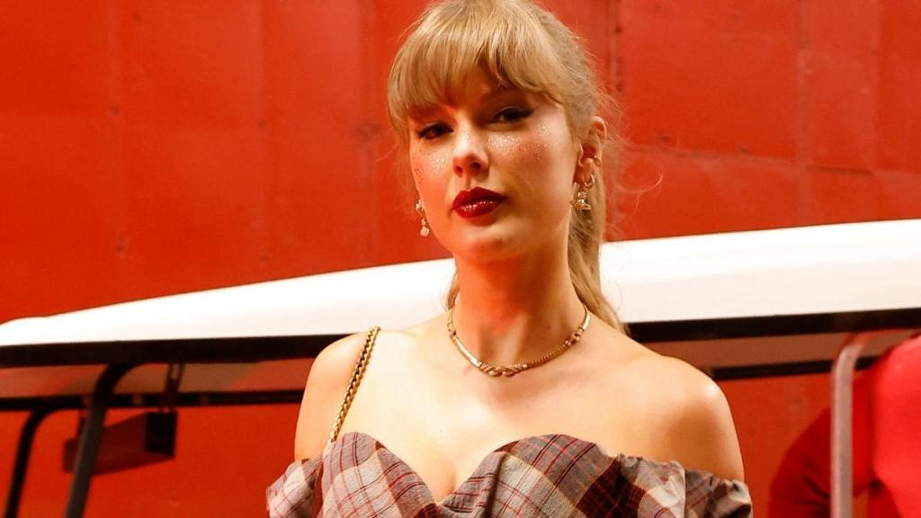 Taylor Swift Is ‘Feeling Herself’ for the First Time in Chic Denim Look