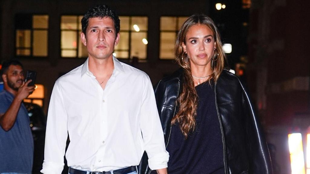 Jessica Alba Packs PDA With Boyfriend in Bold Bikini After Divorce