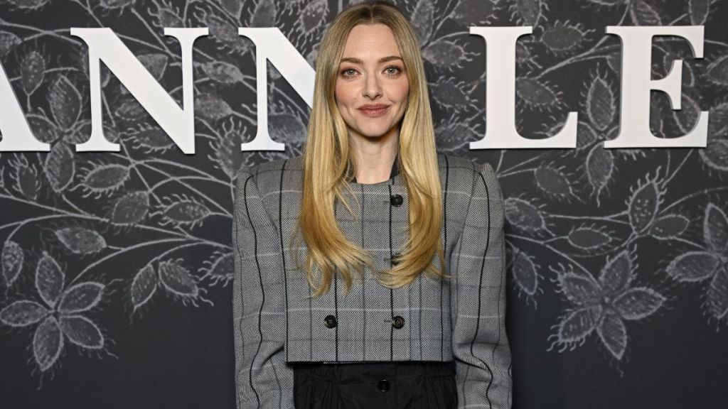 Amanda Seyfried's Chloe Miniskirt Over Capri Pants Look Redefines Chic