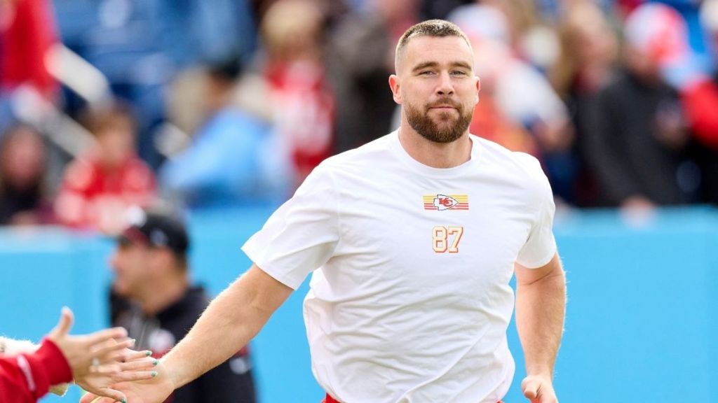 Young Travis Kelce's Hockey Photo Is Going Viral
