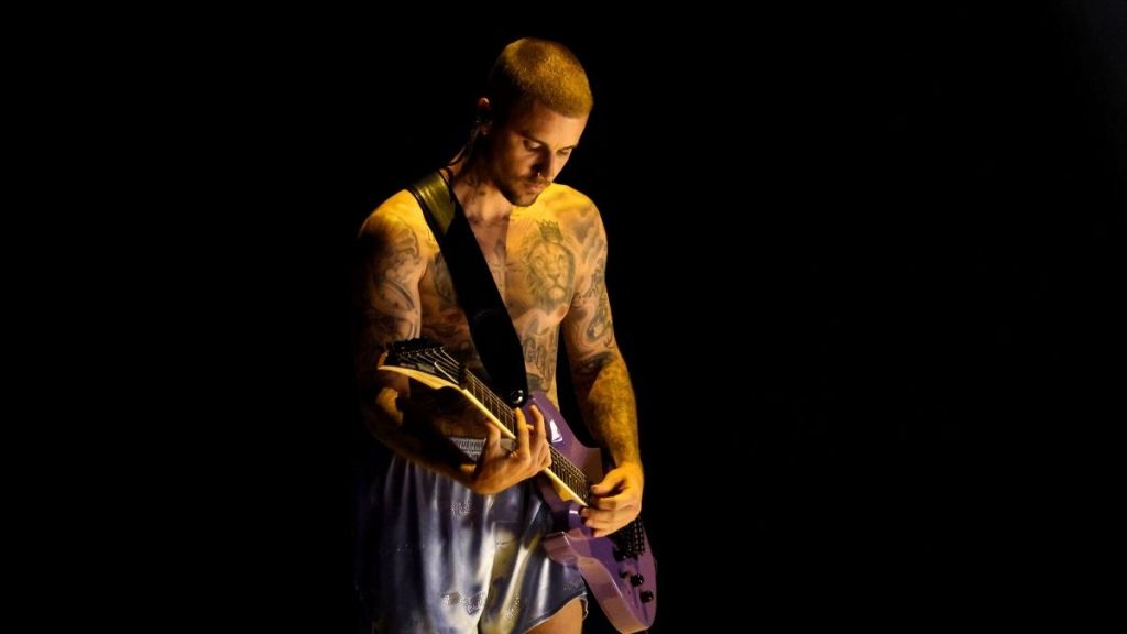 Justin Bieber’s Boxers & Shirtless Grammys Outfit Was Totally Unplanned