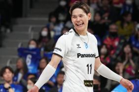 Japanese Volleyball Player's Dramatic Apology Goes Viral