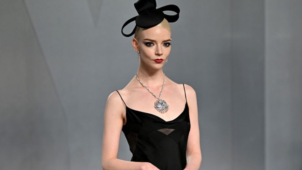 Anya Taylor-Joy’s Fine-Strap Mini Quietly Steals Attention at Oscar Party