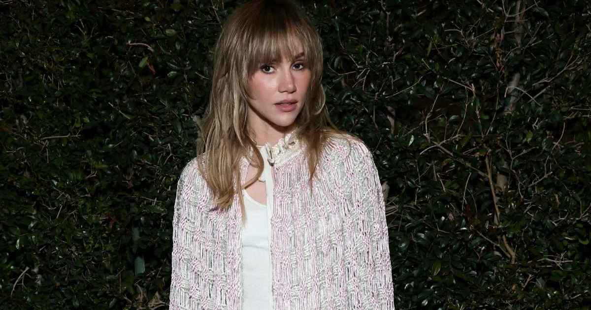 Suki Waterhouse Styles Completely See-Through Dior Cape With Crop Top Suki Waterhouse Styles Completely See-Through Dior Cape With Crop Top