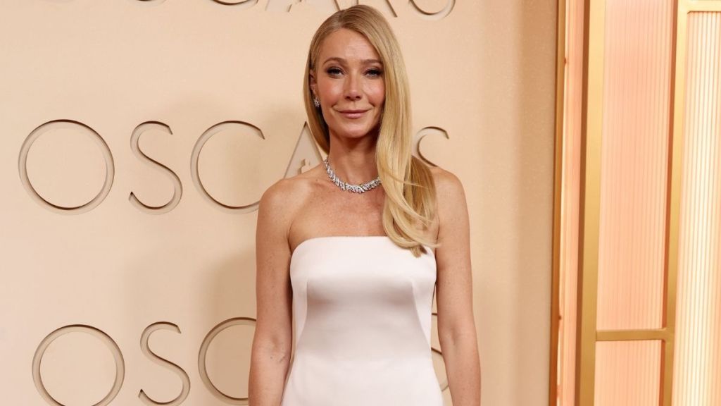 Gwyneth Paltrow’s Oscars’ Giorgio Armani Dress Has Really High Cutouts
