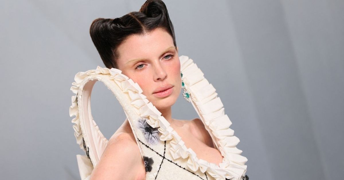 Julia Fox's Fully Bleached Brows at Vanity Fair Oscars Party Are Unmissable