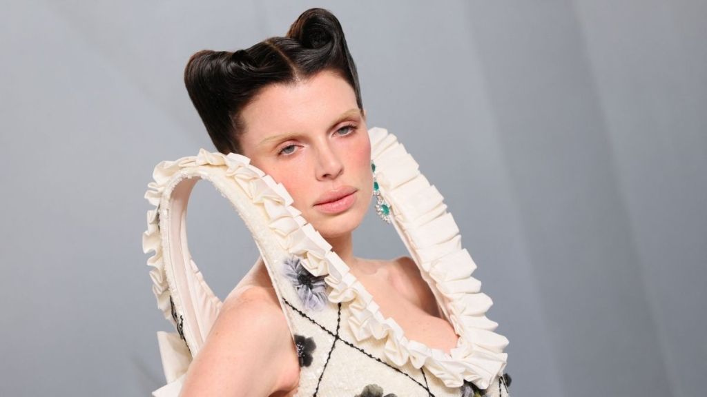 Julia Fox's Fully Bleached Brows at Vanity Fair Oscars Party Are Unmissable