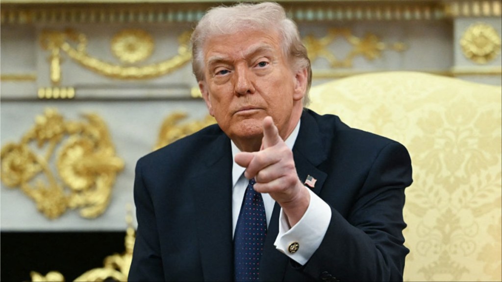 Donald Trump Brings in Pastors to Pray in Oval Office